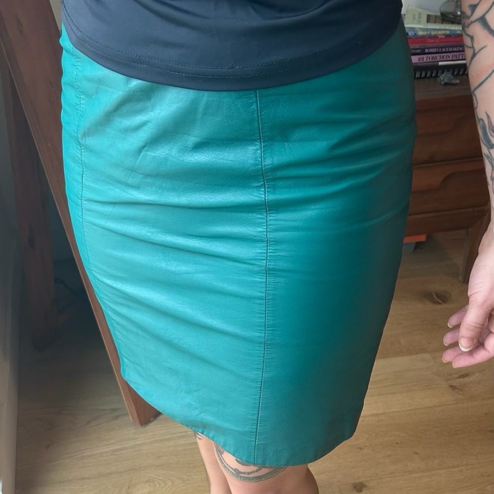 Green Knee-Length Pencil Skirt for Casual Wear